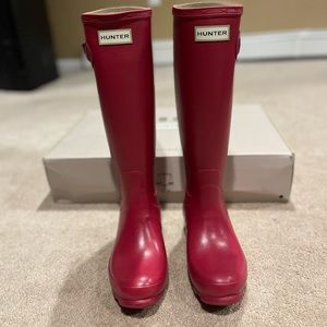 NWT Hunter tall rain boots.  Raspberry color.  Size 6